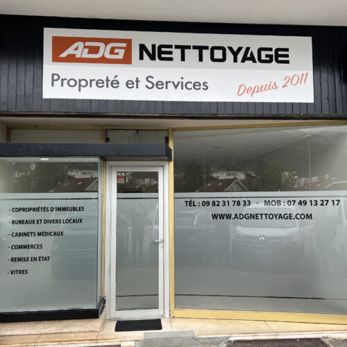 Prise de côtes précises pour réalisation de la maquette par notre studio graphique. Découpe de vinyle adhésif noir teinté dans la masse et impression numérique sur vinyle adhésif avec plastification. Pose sur site du dépoli sur les vitres et ajout du lettrage noir adhésivé. Fixation de l'enseigne sur place, préalablement stickée sur alu Dibond® dans notre atelier.