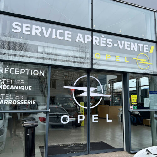 Prise de côtes précises pour réalisation de la maquette par notre studio graphique. Découpe de vinyles adhésifs blanc et jaune teintés dans la masse. Pose des adhésifs sur les vitrages sur site.