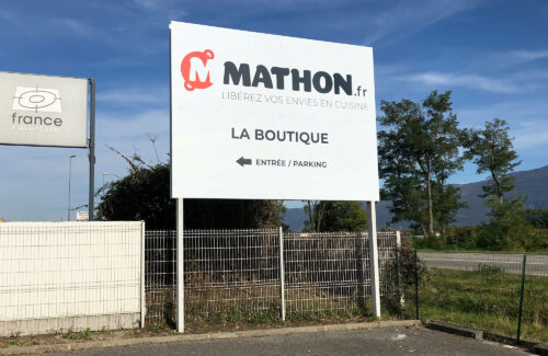 Prise de côtes précises pour réalisation des maquettes par nos soins. Impression numérique du vinyle adhésif. Découpe à la forme et échenillage du surplus. Pose sur site.